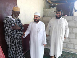 الداعية السعودي عبد العزيز التويجري (وسط)
