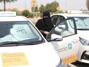 المهندسة المعمارية أميرة عبد القادر أثناء تعلمها القيادة في مركز قيادة المركبات بأرامكو السعودية في الظهران
