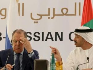 وزير خارجية الامارات الشيخ عبدالله بن زايد ال نهيان (يسار) خلال مؤتمر صحافي مشترك مع نظيره الروسي سيرغي لافروف

