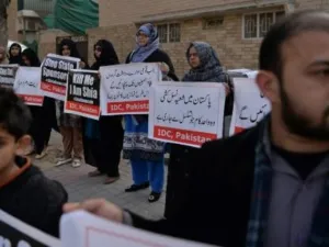 باكستانيون شيعة يتظاهرون استنكارا لهجوم على مسجد لهم في اسلام اباد 
