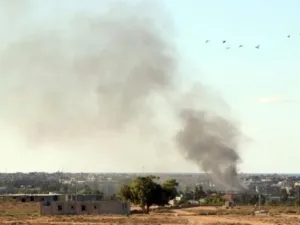 تصاعد الدخان جراء غارة على سرت
