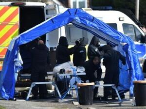 محققو الشرطة بلباس واق في قرية دارينغتون القريبة من سالزبري في اطار التحقيقات في تسميم جاسوس روسي سابق

