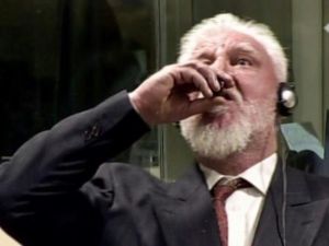 سلوبودان برالياك لحظة تجرعه السم.
