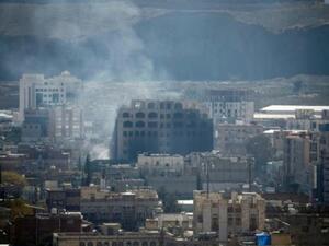 تصاعد الدخان خلف مبنى في العاصمة اليمنية صنعاء

