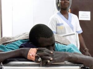 أحد ضحايا الاعتداء الذي نفذه مسلحون في غابة بايوت في مستشفى في كبرى مدن المنطقة زيكينغور في جنوب السنغال
