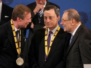 الامين العام السابق لحلف شمال الاطلسي خافيير سولانا مع رئيس البنك المركزي الاوروبي ماريو دراغي 
