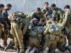 مستوطنون يهاجمون قرية فلسطينية