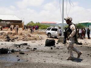 جندي في موقع انفجار سيارة ملغومة استهدف موكبا للاتحاد الأوروبي في الصومال
