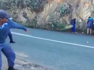 رجال شرطة جنوب افريقيا يرجمون لصوصا بالتفاح