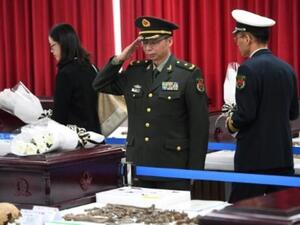 ضابط صيني يحيي بقايا جنود صينيين قاتلوا خلال الحرب الكورية، في مرسام في اينشيون بغرب سيول

