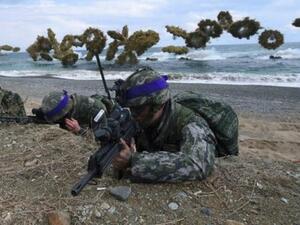 جنود كوريون جنوبيون خلال تدريبات مشتركة مع القوات الاميركية في مرفأ بوهانغ
