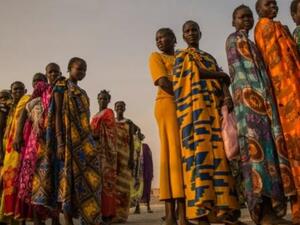 نازحات ينتظرن توزيع مساعدات غذائية في بنتيو بجنوب السودان

