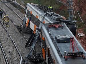 قتيل وستة جرحى بعد خروج قطار عن القضبان في إسبانيا