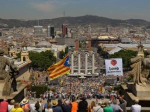 الاف المتظاهرين في برشلونة للمطالبة باجراء استفتاء على استقلال كاتالونيا
