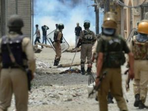 عناصر من الشرطة الهندية خلال مواجهات مع متظاهرين في سريناغار

