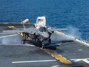 طائرة شبح اف-35 بي تستعد للانطلاق من على متن سفينة الهجوم البرمائية "يو اس اس اسيكس"
