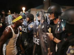 متظاهرون في مواجهة قوى مكافحة الشغب في مدينة سانت لويس خلال تظاهرة احتجاجا على تبرئة شرطي أبيض من قتل رجل أسود

