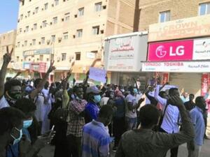 محتجون سودانيون خلال تظاهرة ضد الحكومة

