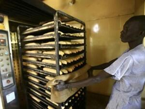 طوابير من السودانيين خارج المخابز عقب مضاعفة الاسعار