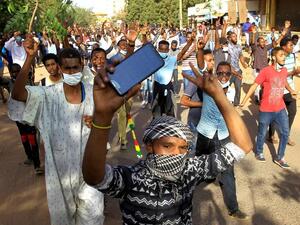 الشرطة السودانية تطلق الغاز المُدمع لتفريق متظاهرين في أم درمان