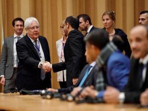 مبعوث الأمم المتحدة إلى اليمن يصافح أعضاء الوفدين المشاركين في محادث السلام اليمنية في ريمبو بالسويد

