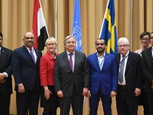 انطونيو غوتيريش متوسطا وزير الخارجية اليمني خالد اليماني (الثاني من اليسار) ووزيرة الخارجية السويدية مارغو فالستروم ورئيس وفد المتمردين محمد عبد السلام (الرابع من اليمين) في ريمبو بالسويد

