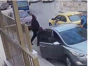 ضربه بالسيف بسبب ملامسته لمركبته 