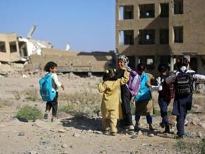 اطفال يمنيون يلهون امام مدرسة تعرضت للقصف الجوي في مدينة تعز

