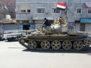 مقاتلون موالون للحكومة يقودون دبابة في تعز بجنوب غرب اليمن
