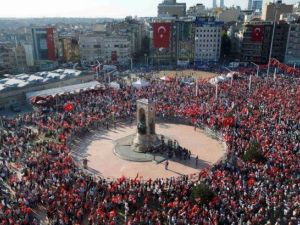 آلاف الاتراك يتجمعون في ساحة تقسيم