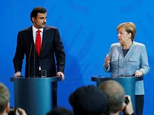أمير قطر الشيخ تميم بن حمد آل ثاني والمستشارة الألمانية أنجيلا ميركل في مؤتمر صحفي مشترك في برلين يوم الجمعة
