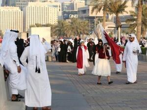 قطريون يستعدون لاستقبال أميرهم بعد عودته من أول رحلة خارجية له منذ بدء الازمة

