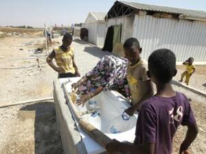 نازحون من تاورغاء في مخيم يضم حوالي 2500 شخص في مدينة بنغازي شرق طرابلس
