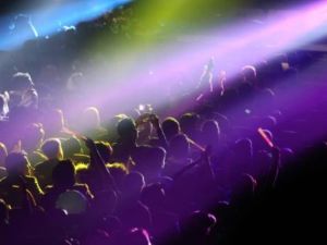 ايرانيون يحضرون حفلة موسيقية خلال مهرجان الفجر الموسيقي في طهران

