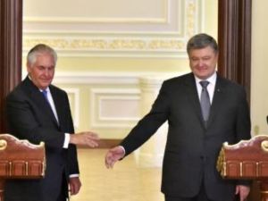 الرئيس الاوكراني بترو بوروشينكو ووزير الخارجية الاميركي ريكس تليرسون 
