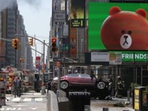 سيارة تدهس عددا من المارة في ساحة تايمز سكوير بنيويورك