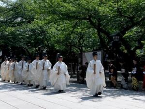 كهنة في معبد ياسوكوني في طوكيو في أيام مهرجان الربيع
