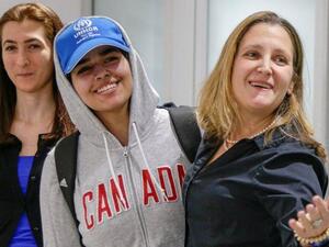 رهف القنون تلقى ترحيبا من وزيرة الخارجية الكندية كريستيا فريلاند (يمين) لدى وصولها الى مطار بيرسون الدولي في تورونتو

