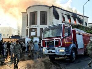 شاحنة اطفائيين ومسؤولون امنيون خارج مقر وزارة الخارجية الليبية بطرابلس التي تعرضت لهجوم مسلح في 25 كانون الاول
