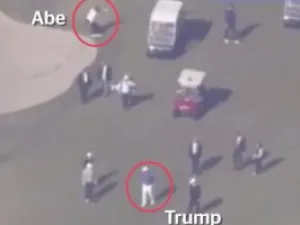 رئيس وزراء اليابان يسقط ويتدحرج اثناء لعب الغولف مع ترامب