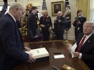 موظفو البيت الأبيض يشتكون من تمزيق ترامب للوثائق
