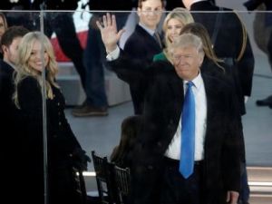 الرئيس الأمريكي المنتخب دونالد ترامب يلوح في واشنطن
