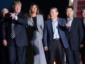 الرئيس ترامب وزوجته ميلانيا (يسار) مع الاميركيين الثلاثة الذين افرج عنهم في كوريا الشمالية، لدى وصولهم قاعدة اندروز في ساعة مبكرة الخميس
