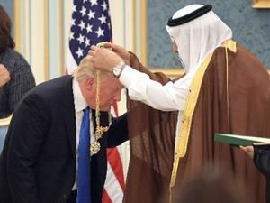 ارشيف/ الملك سلمان يهدي ترامب قلادة خلال زيارته الى السعودية