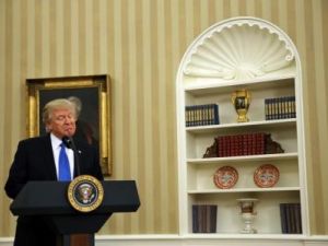 الرئيس الأمريكي دونالد ترامب يتحدث في البيت الأبيض
