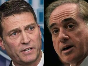 طبيب البيت الابيض ديفيد شولكن (يمين) الذي هينه الرئيس الاميركي دونالد ترامب وزيرا للمحاربين القدامى خلفا للاميرال روني جاكسون (يسار)

