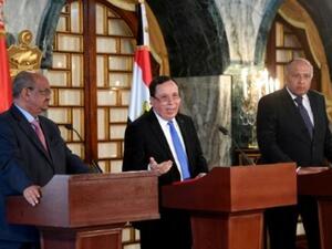 وزير الخارجية التونسي خميس الجهيناوي بين نظيريه المصري سامح شكري (يمين) والجزائري عبد القادر مساهل خلال اجتماعهم في قرطاج في تونس

