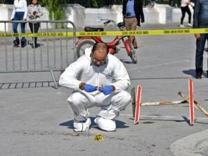 عنصر من الشرطة العلمية التونسية في موقع الاعتداء على ضابطي شرطة في الاول من تشرين الثاني/نوفمبر 2017
