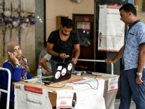 موظفون في الهيئة العليا المستقلة للانتخابات في تونس داخل مركز تجاري في تونس العاصمة لتشجيع المواطنين على تسجيل اسمائهم في اللوائح الانتخابية
