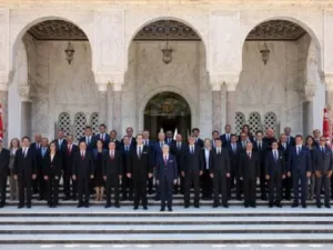 صورة تذكارية للحكومة الجديدة مع الرئيس الباجي قائد السبسي
